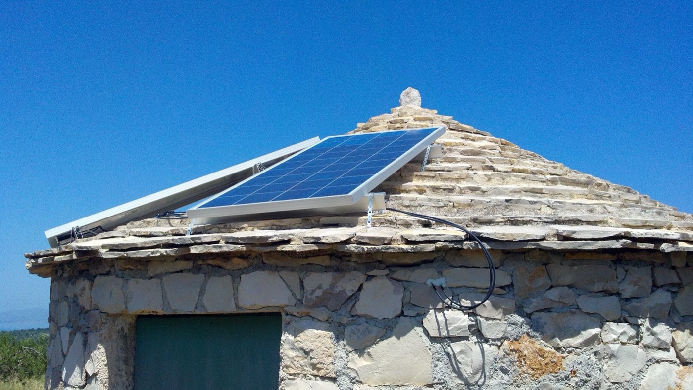 Kamena bunja sa solarnom pločom na krovu, Brač